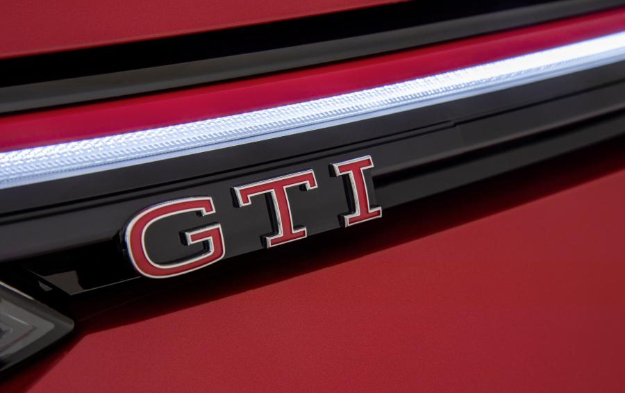 Логотип Volkswagen Golf GTI 2020 года  (WW) (фото 11 из 46)